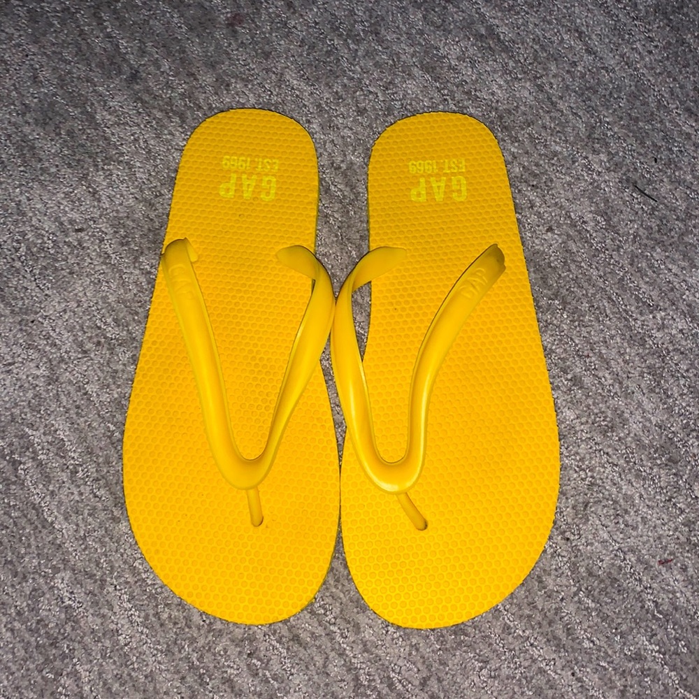 GAP Men’s Yellow Monogram Bottom Flip-Flops